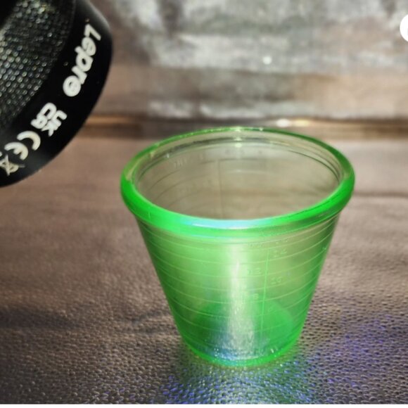 Hazel Atlas Green Depression Glass 2 Cup Measuring Cup Uranium glows black light - Picture 2 of 8